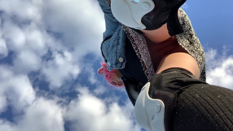 Dirty slut 666: Wygląd mojej cipki pod spódnicą na longboardzie