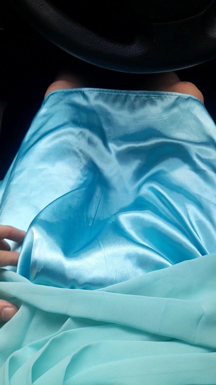 Naomisinka: サテンの裏地が付いたブルーのシフォンドレスを着た精液