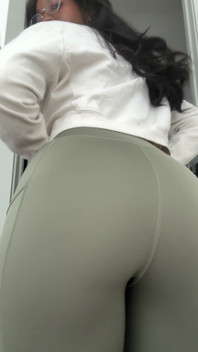 Puoi aiutarmi a mettere i miei leggings? 