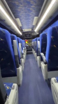 Ich lutsche einen unbekannten Passagier in einem echten bus und er kommt in meinen mund