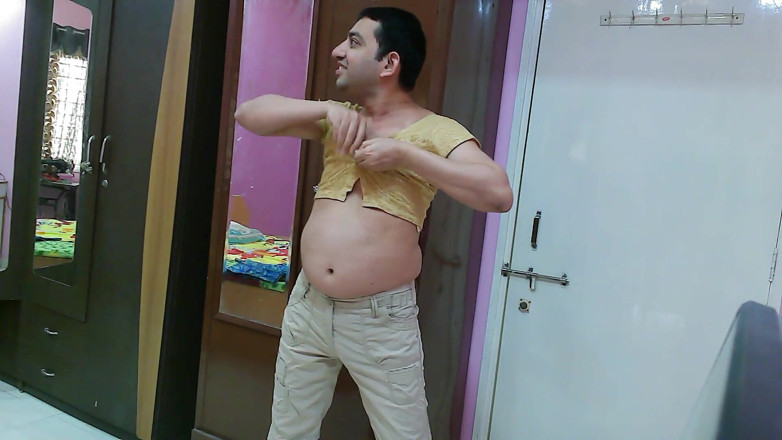 Cute & Nude Crossdresser: Симпатичный сисси кроссдрессер фембой Sweet Lollipop в топе и штанах.