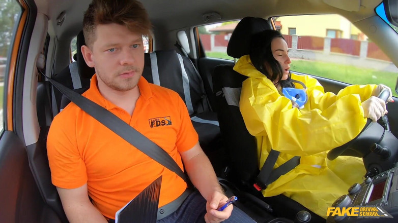 Fake Driving School: Sundej mi oblek Hazmat a šukej mě