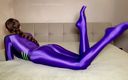 Shiny teens: 光沢のある紫色のライクラパンストとレオタード
