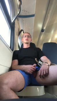 Un tipo masturbándose en un tren de cercanías