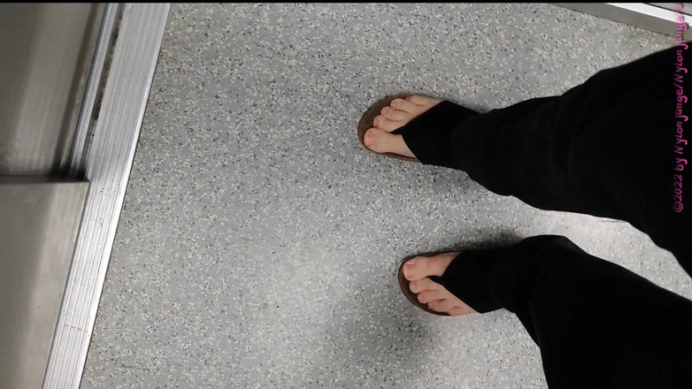 Carmen_Nylonjunge: कूड़े के ढेर पर नंगे पैर