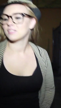 Erstaunliche blonde amateur-schwanzlutscherin in diesen miami street