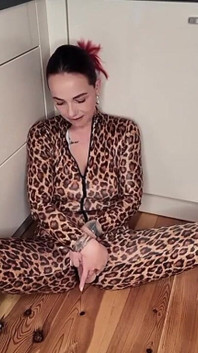 Dedilhando minha buceta molhada em um macacão de leopardo apertado!