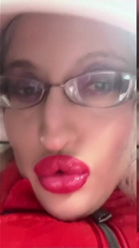 私の愚かなヤリマンシシーに変身 - 唇 - きれいな顔への執着のために asmr を吸う Findom Goaldigger クリップ