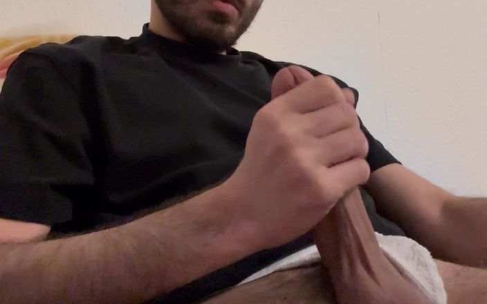 Taboofuxxer: Un mec poilu branle une grosse bite