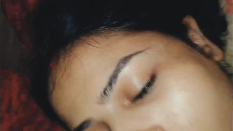 Hot Sis: Latika baby prend une grosse bite et son demi-frère s’amusent...
