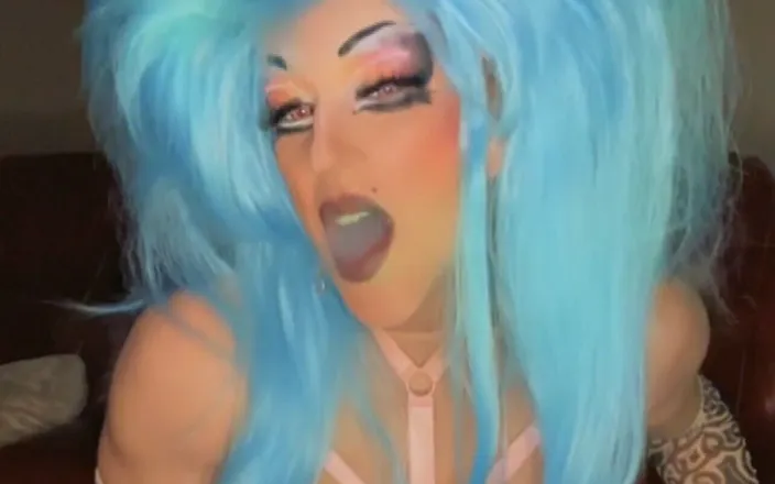 Shelly Robertss: I Kissed a Girl and I Liked It