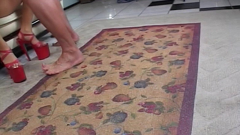 Goldenxtapes: 20 yaşındaki kız götünü dolduruyor ve sonra döl yiyor
