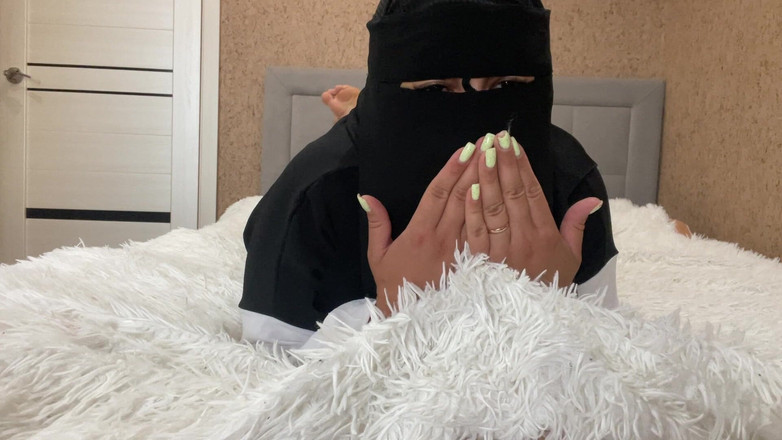 Lux Eva: Mamă sexy siriană în voală hijab dă instrucțiuni de masturbare, scoate-o...
