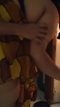 Quand ma voisine BBW tatie sexy ouvre la porte du frigo et prends de la nourriture juste puis je la baise dans le cul