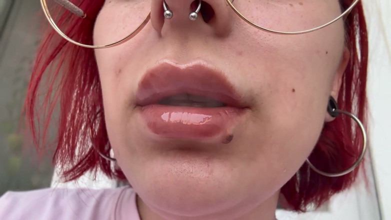 lanalovacutie: Close up - Lipgloss lagi asik merokok