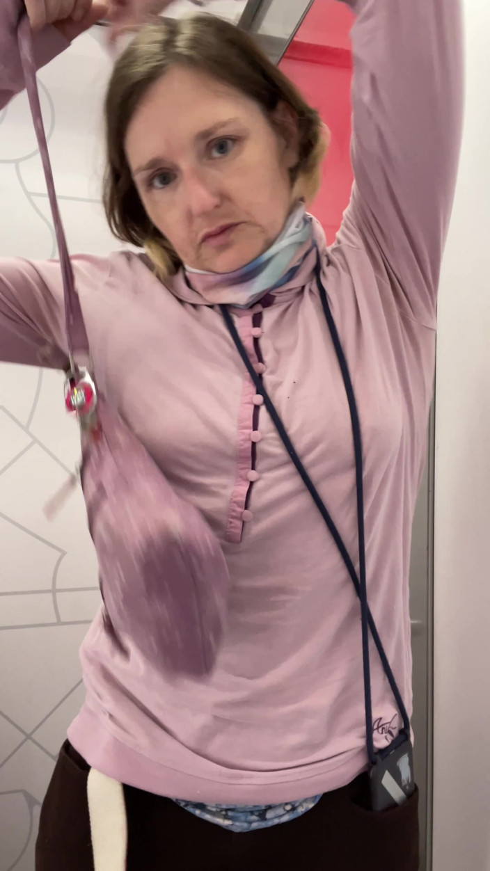 MistressWriggler: 誕生日の買い物旅行で脱ぎ始める - 撮影失敗