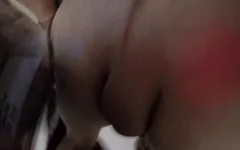Il divertente papà si masturba sul letto
