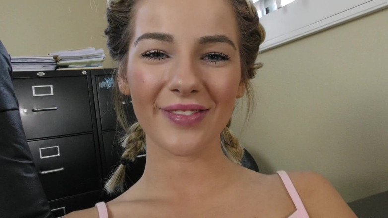 Perv Milfs n Teens: Bella Rose se fait prendre en train de se masturber...