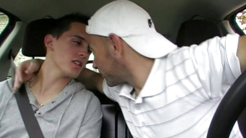 Gaybareback: Twink fickt xxl schwanz im cruising-wald