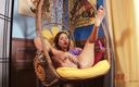 ATKIngdom: Shyla Jennings într-un scaun swinger, arătându-și picioarele și folosind o jucărie Buzz...