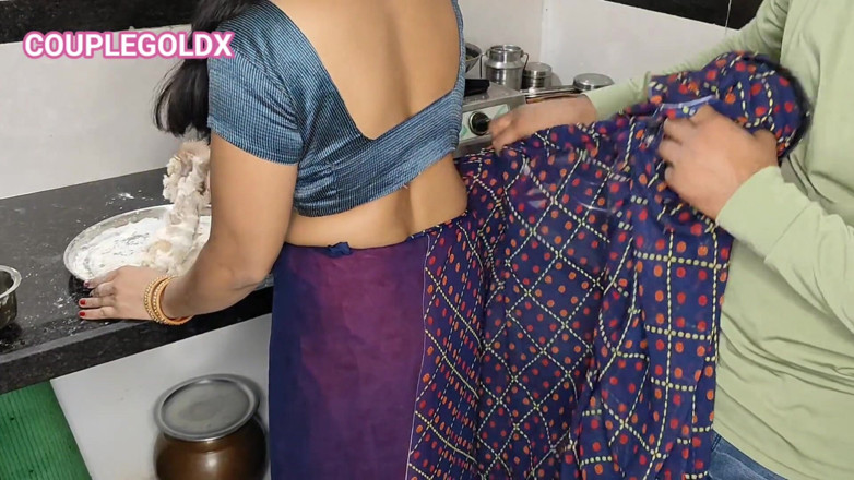 Sexy Komal: Komal, ma belle-sœur fait cuire les aliments rapidement, je commence à...