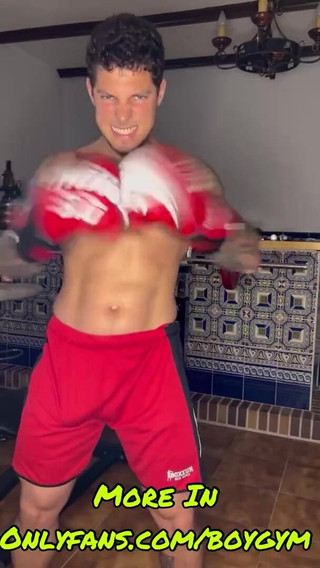 BoyGym: Boxer nakal muncrat tanpa sentuhan