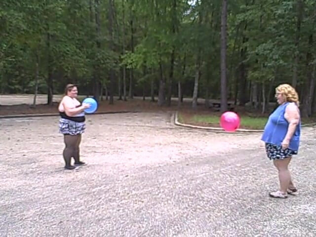 BBW nurse Vicki adventures with friends: Cewek-cewek semok lagi asik mainin bola voli dengan balon