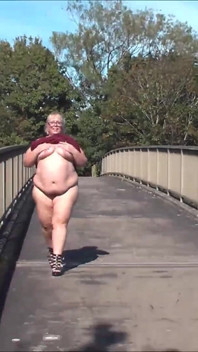 Uma caminhada e uma strip na ponte da estrada