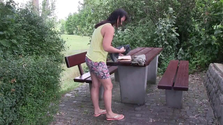Yvette xtreme: Outdoor Flashing with Yvette Costeau
