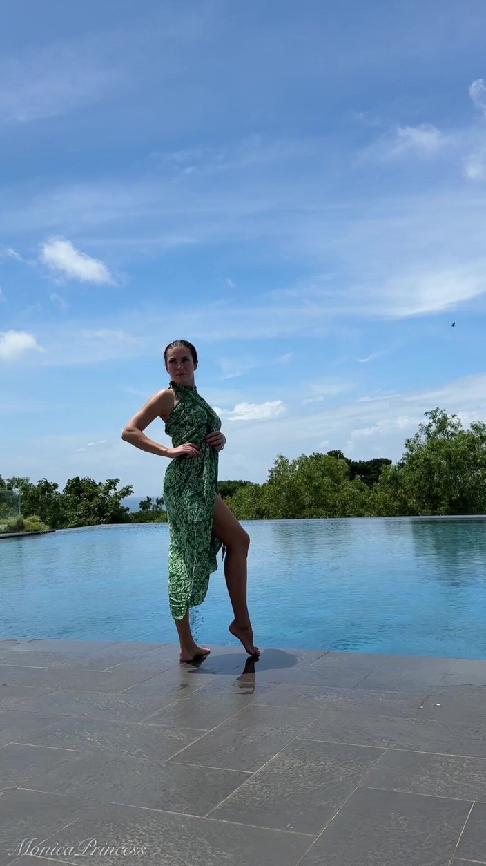 Princess Monica: Tachinare la piscină în Micro Bikini, înot