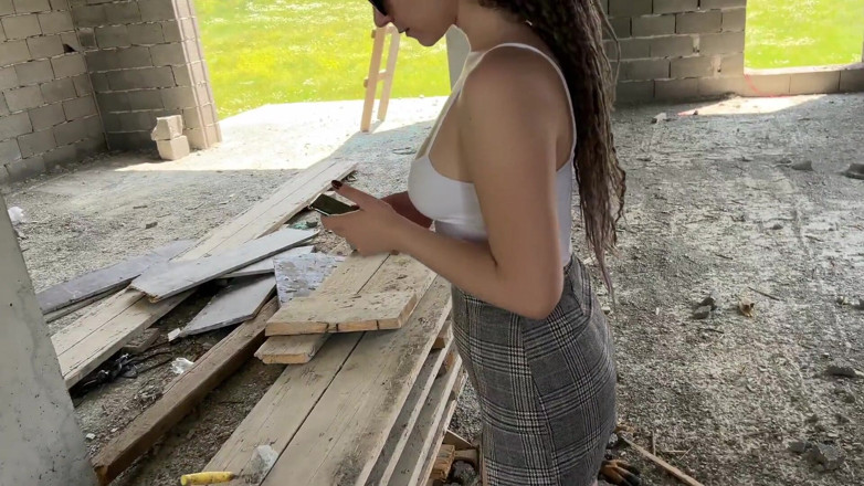 Mila Pie: Vollbusiges schätzchen wird in einem verlassenen haus von riesigen schwänzen...