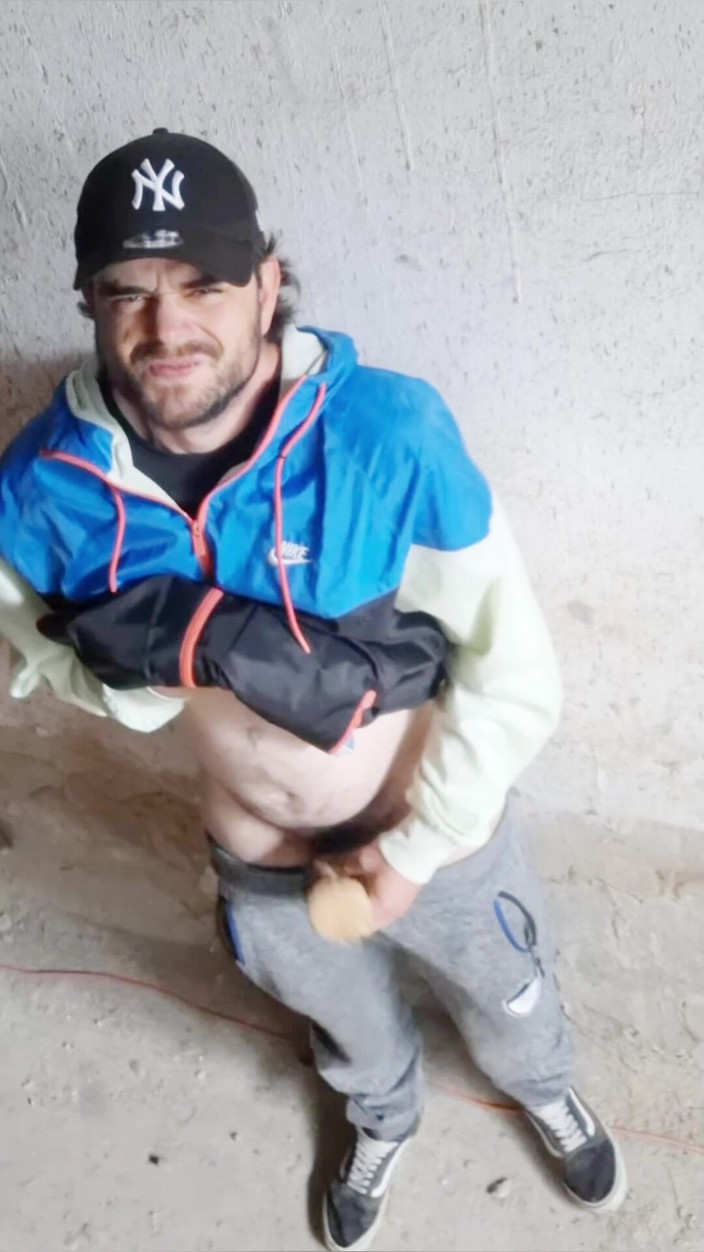 jerkofflover: En un edificio abandonado donde voy a masturbarme