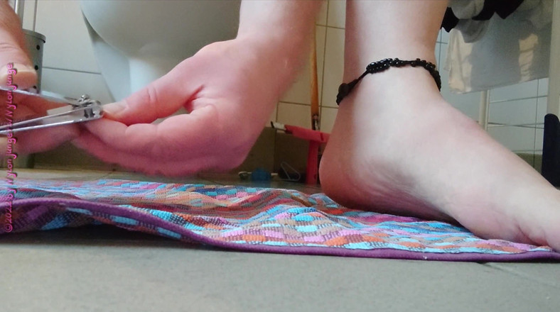 Carmen_Nylonjunge: Ma petite pédicure ** gauche **