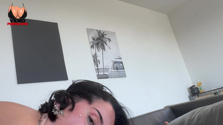 Video Porno One: Всі її пірсинги мене заводять, вона смокче мене, я беру її і закінчую в її роті!