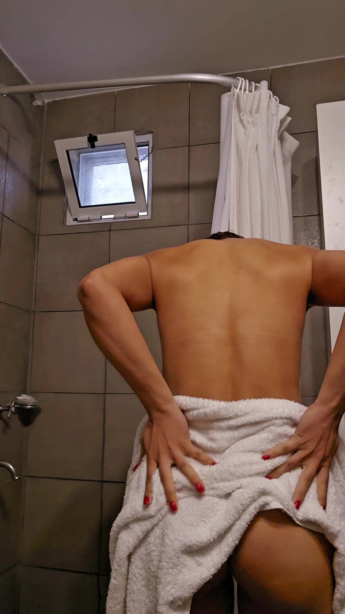 Young big apple: Tiro a Roupa, Tomo Banho E, Depois De Secar O...