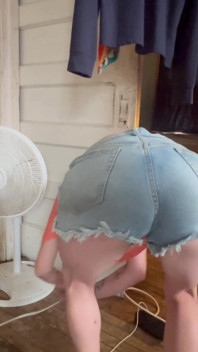 Posseiro vivendo a vida alta dá um tour por seu apartamento em armadilha dilapidado!