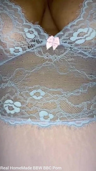 Îmi stimulez clitorisul cu vibrator care îmi fute pizda cu un vibrator mare
