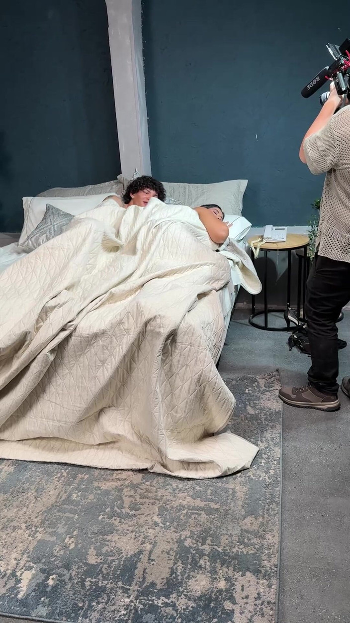 JordyFabian: Tras Camaras! Comparto Cama Con Mi Madrastra Y Termino Penetrandola...