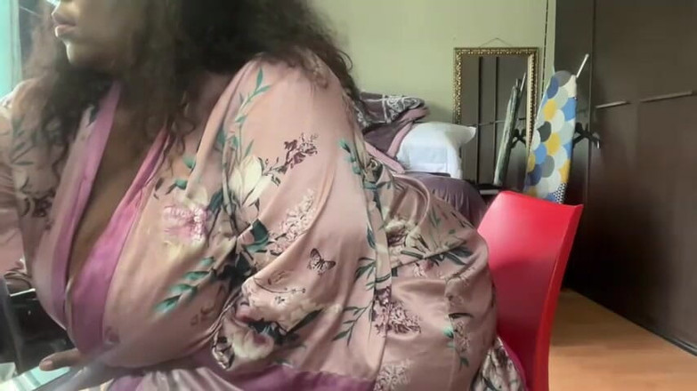 Legendary Booty Overdose: Mature BBW Masturbating and Moaning in Bed