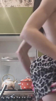 Een bimbo van 45 kilo berijdt een behoorlijk grote kunstmatige lul totdat haar poesje sappen begint te lekken