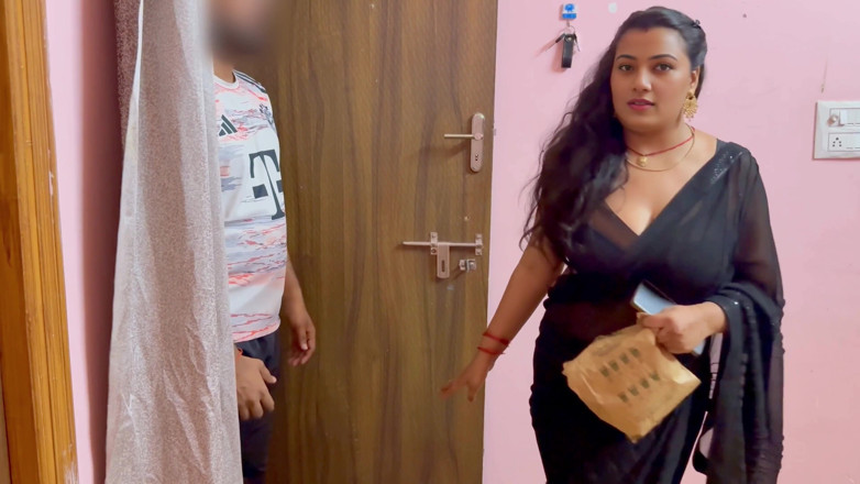 Hotty_ragini: Ragini Bhabi Sex with Blinkit Delivery Boy, Full Hindi Video...