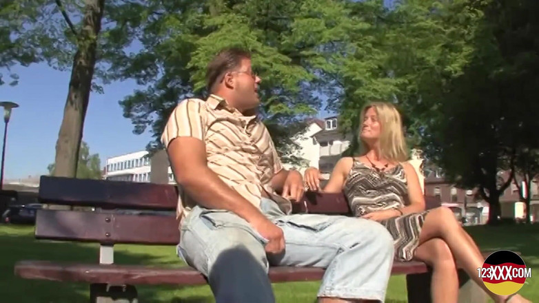 123XXX - Fucked Amateurs in Germany!: 金发熟女在路边吮吸和啪