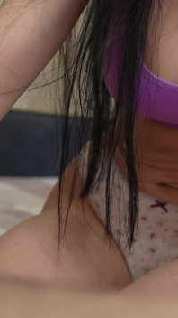 Une MILF branle une bite au ralenti 4K.