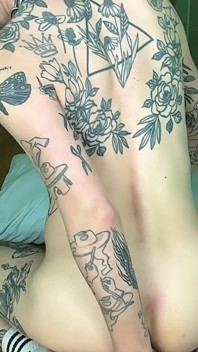 장난감을 가지고 노는 문신 남자 엉덩이
