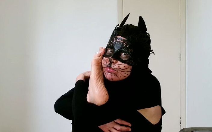 Brazilian Miss Fetishes: Süße catWoman leckt achselhöhlen, nackte sohlen, zehen und füße