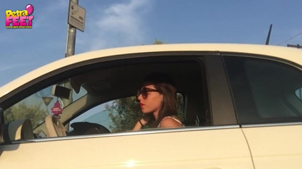 Smokin Fetish: Tôn sùng chân trong xe hơi với teen nóng bỏng