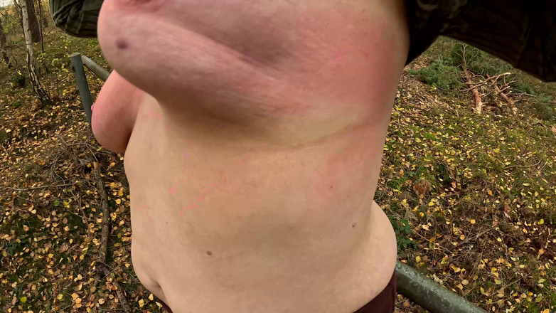 Bouncy Tits Action: Nahý zadek a prsa výprask v lese