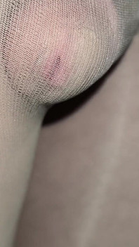 Ejaculare suculentă foarte aproape în ciorapi nud