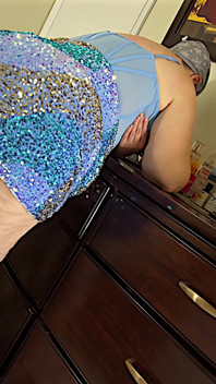 Je vais ouvrir mes grosses cuisses pour te montrer mon gros cul juteux et ma grosse chatte charnue pour te branler et jouir