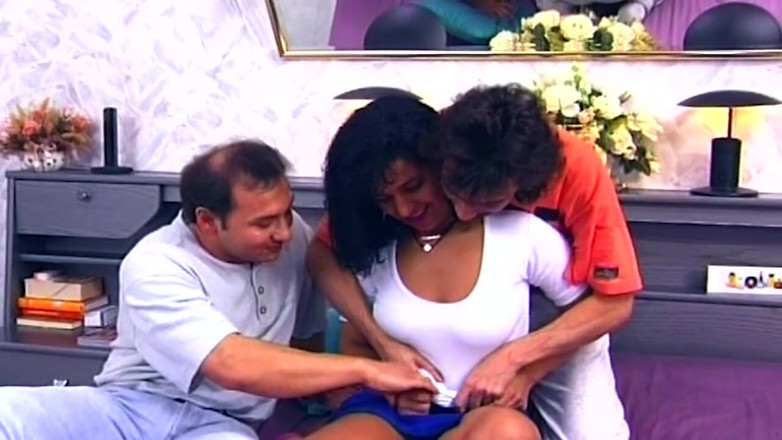 The hobby fuckers: Brunetă matură umplută dublu în frenezie cu sex în trei